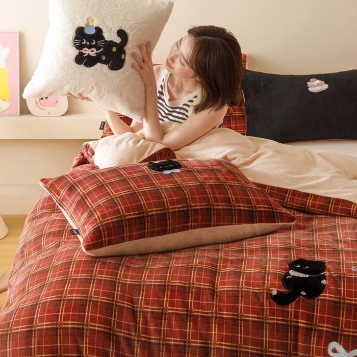 91家纺网 家纺一手货源 找家纺 （总）卡姿家纺 2025秋冬仿羊绒毛呢触感蒂芙呢绒—萌趣贴布绣