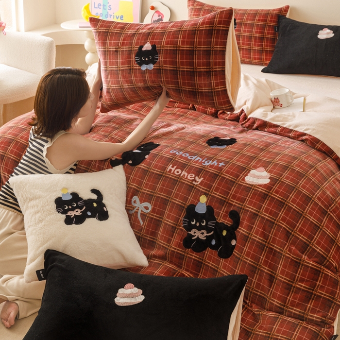 91家纺网 家纺一手货源 找家纺 （总）卡姿家纺 2025秋冬仿羊绒毛呢触感蒂芙呢绒—萌趣贴布绣