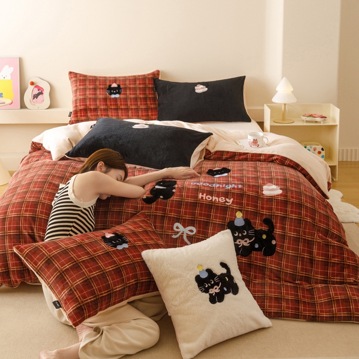 91家纺网 家纺一手货源 找家纺 （总）卡姿家纺 2025秋冬仿羊绒毛呢触感蒂芙呢绒—萌趣贴布绣