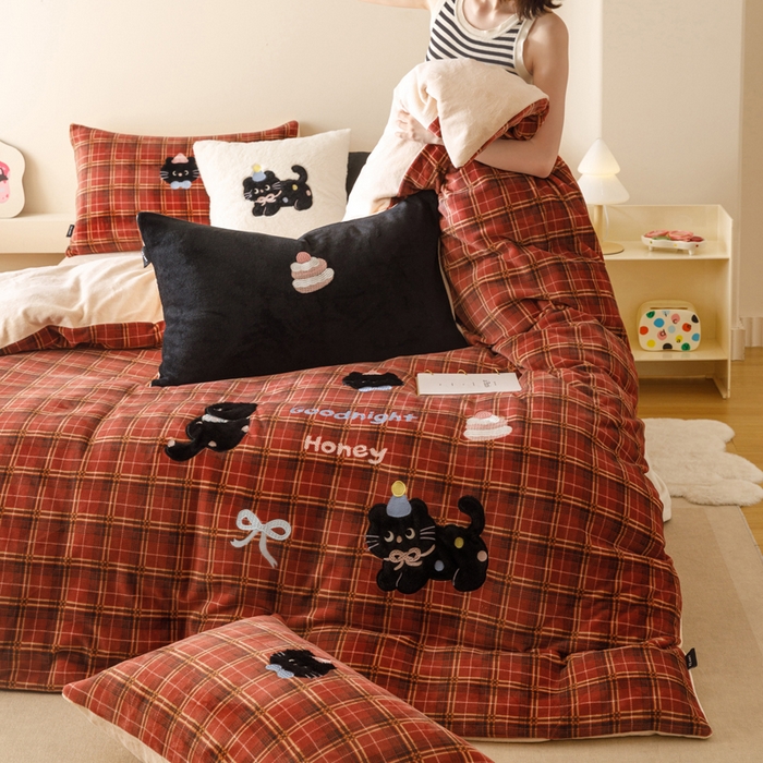 91家纺网 家纺一手货源 找家纺 （总）卡姿家纺 2025秋冬仿羊绒毛呢触感蒂芙呢绒—萌趣贴布绣