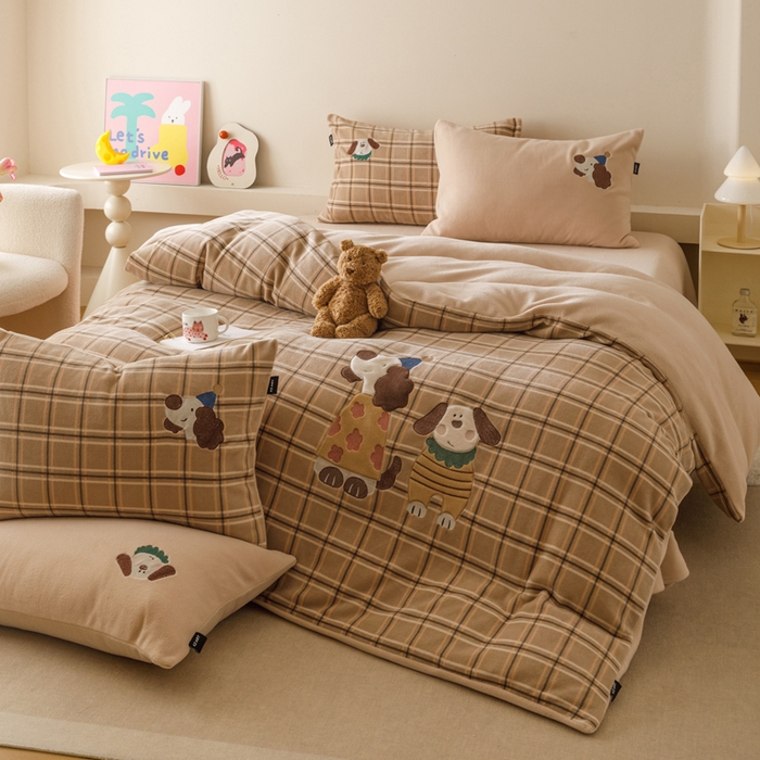 91家纺网 家纺一手货源 找家纺 （总）卡姿家纺 2025秋冬仿羊绒毛呢触感蒂芙呢绒—萌趣贴布绣