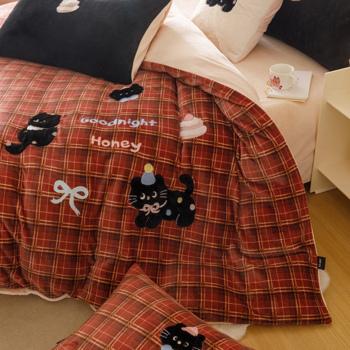 91家纺网 家纺一手货源 找家纺 （总）卡姿家纺 2025秋冬仿羊绒毛呢触感蒂芙呢绒—萌趣贴布绣