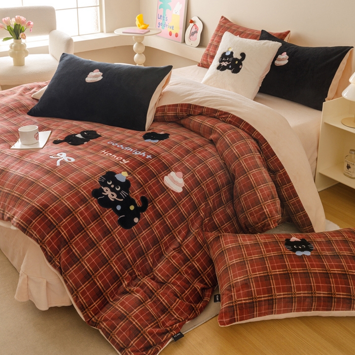 91家纺网 家纺一手货源 找家纺 （总）卡姿家纺 2025秋冬仿羊绒毛呢触感蒂芙呢绒—萌趣贴布绣