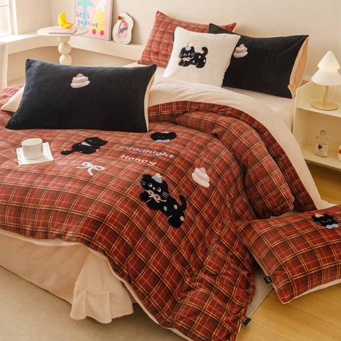 91家纺网 家纺一手货源 找家纺 （总）卡姿家纺 2025秋冬仿羊绒毛呢触感蒂芙呢绒—萌趣贴布绣