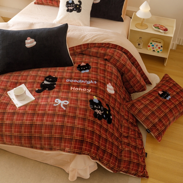 91家纺网 家纺一手货源 找家纺 （总）卡姿家纺 2025秋冬仿羊绒毛呢触感蒂芙呢绒—萌趣贴布绣