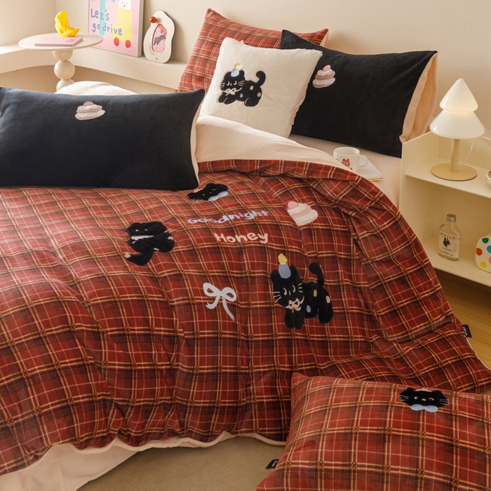 91家纺网 家纺一手货源 找家纺 （总）卡姿家纺 2025秋冬仿羊绒毛呢触感蒂芙呢绒—萌趣贴布绣