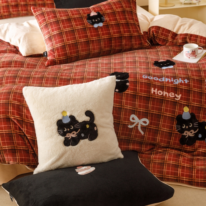 91家纺网 家纺一手货源 找家纺 （总）卡姿家纺 2025秋冬仿羊绒毛呢触感蒂芙呢绒—萌趣贴布绣