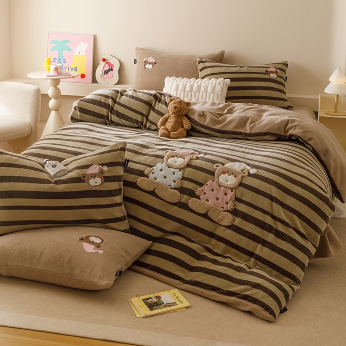 91家纺网 家纺一手货源 找家纺 卡姿家纺 2025秋冬仿羊绒毛呢触感蒂芙呢绒—萌趣贴布绣 小熊伯尔尼