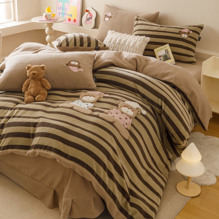 91家纺网 家纺一手货源 找家纺 卡姿家纺 2025秋冬仿羊绒毛呢触感蒂芙呢绒—萌趣贴布绣 小熊伯尔尼