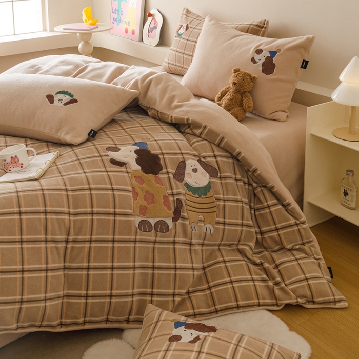 91家纺网 家纺一手货源 找家纺 卡姿家纺 2025秋冬仿羊绒毛呢触感蒂芙呢绒—萌趣贴布绣 小狗布鲁托