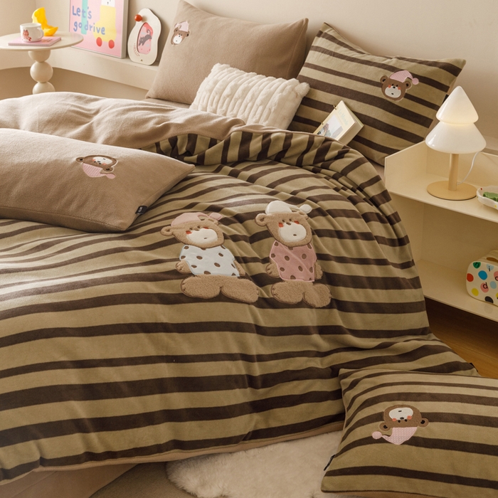 91家纺网 家纺一手货源 找家纺 卡姿家纺 2025秋冬仿羊绒毛呢触感蒂芙呢绒—萌趣贴布绣 小熊伯尔尼