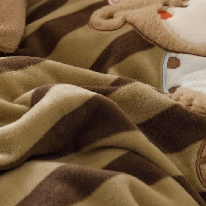 91家纺网 家纺一手货源 找家纺 卡姿家纺 2025秋冬仿羊绒毛呢触感蒂芙呢绒—萌趣贴布绣 小熊伯尔尼