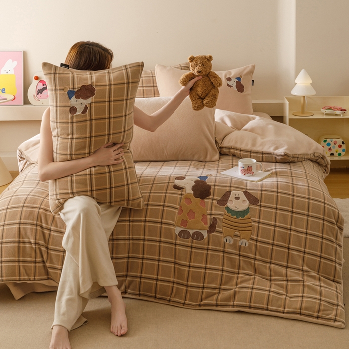 91家纺网 家纺一手货源 找家纺 卡姿家纺 2025秋冬仿羊绒毛呢触感蒂芙呢绒—萌趣贴布绣 小狗布鲁托