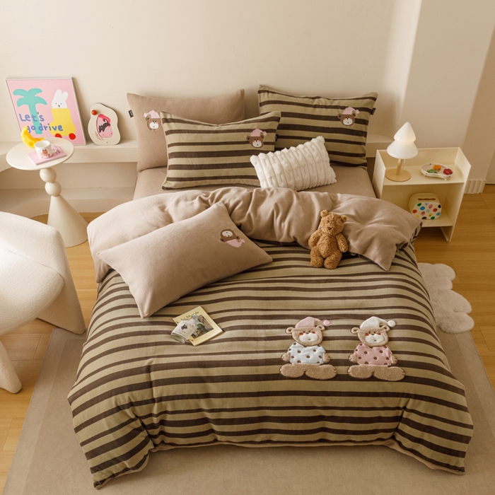 91家纺网 家纺一手货源 找家纺 卡姿家纺 2025秋冬仿羊绒毛呢触感蒂芙呢绒—萌趣贴布绣 小熊伯尔尼