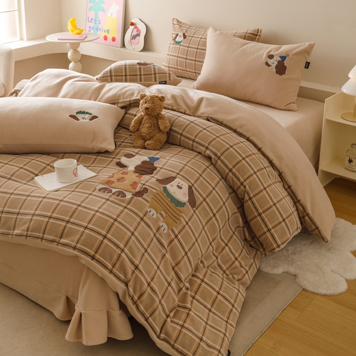 91家纺网 家纺一手货源 找家纺 卡姿家纺 2025秋冬仿羊绒毛呢触感蒂芙呢绒—萌趣贴布绣 小狗布鲁托