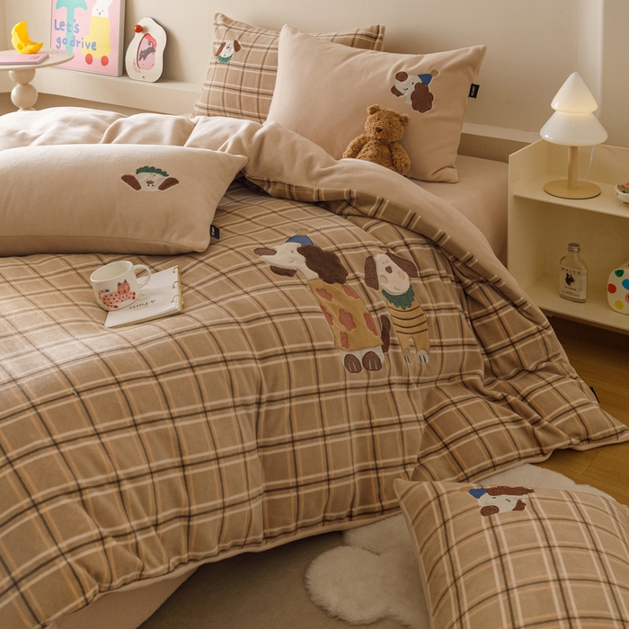 91家纺网 家纺一手货源 找家纺 卡姿家纺 2025秋冬仿羊绒毛呢触感蒂芙呢绒—萌趣贴布绣 小狗布鲁托