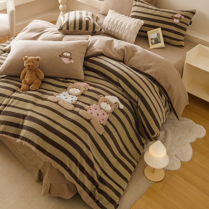 91家纺网 家纺一手货源 找家纺 卡姿家纺 2025秋冬仿羊绒毛呢触感蒂芙呢绒—萌趣贴布绣 小熊伯尔尼