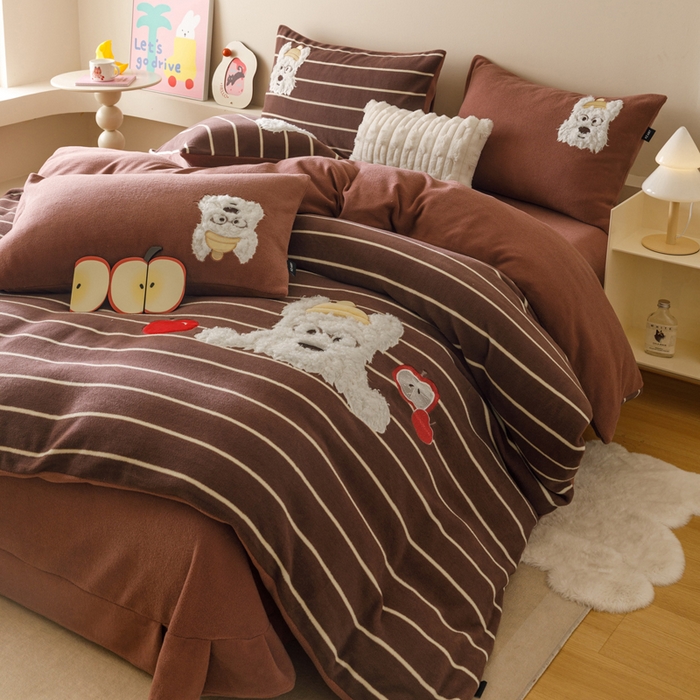 91家纺网 家纺一手货源 找家纺 卡姿家纺 2025秋冬仿羊绒毛呢触感蒂芙呢绒—萌趣贴布绣 小狗捷克