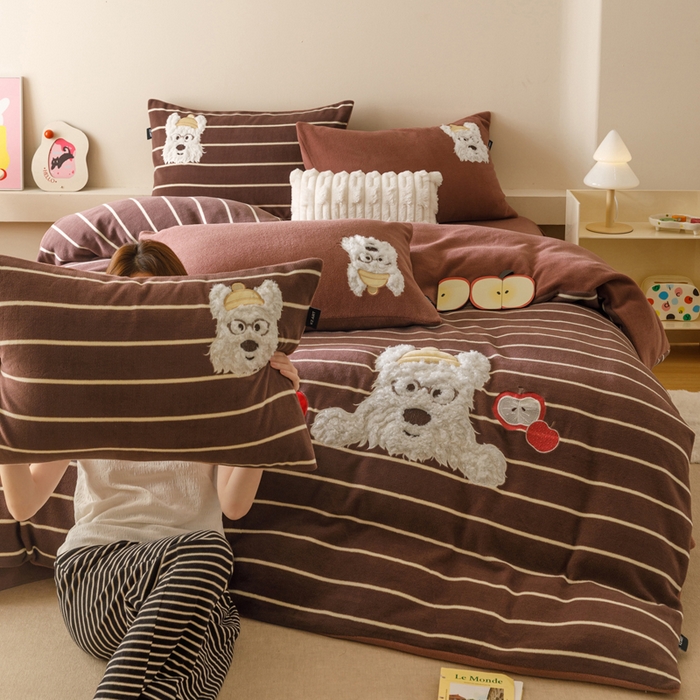 91家纺网 家纺一手货源 找家纺 卡姿家纺 2025秋冬仿羊绒毛呢触感蒂芙呢绒—萌趣贴布绣 小狗捷克