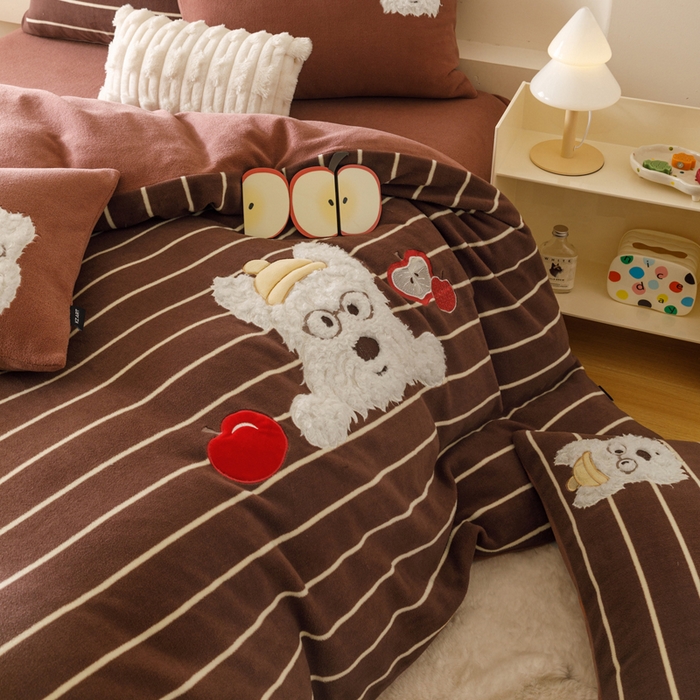 91家纺网 家纺一手货源 找家纺 卡姿家纺 2025秋冬仿羊绒毛呢触感蒂芙呢绒—萌趣贴布绣 小狗捷克