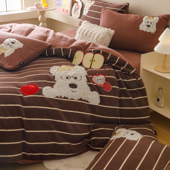 91家纺网 家纺一手货源 找家纺 卡姿家纺 2025秋冬仿羊绒毛呢触感蒂芙呢绒—萌趣贴布绣 小狗捷克