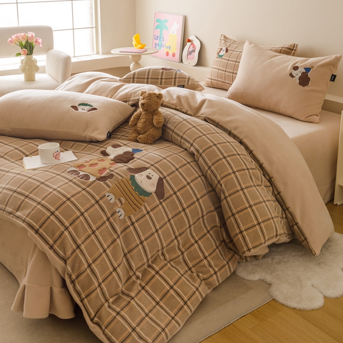 91家纺网 家纺一手货源 找家纺 卡姿家纺 2025秋冬仿羊绒毛呢触感蒂芙呢绒—萌趣贴布绣 小狗布鲁托