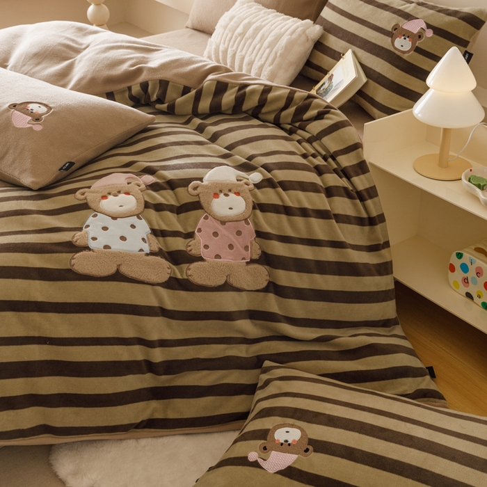 91家纺网 家纺一手货源 找家纺 卡姿家纺 2025秋冬仿羊绒毛呢触感蒂芙呢绒—萌趣贴布绣 小熊伯尔尼