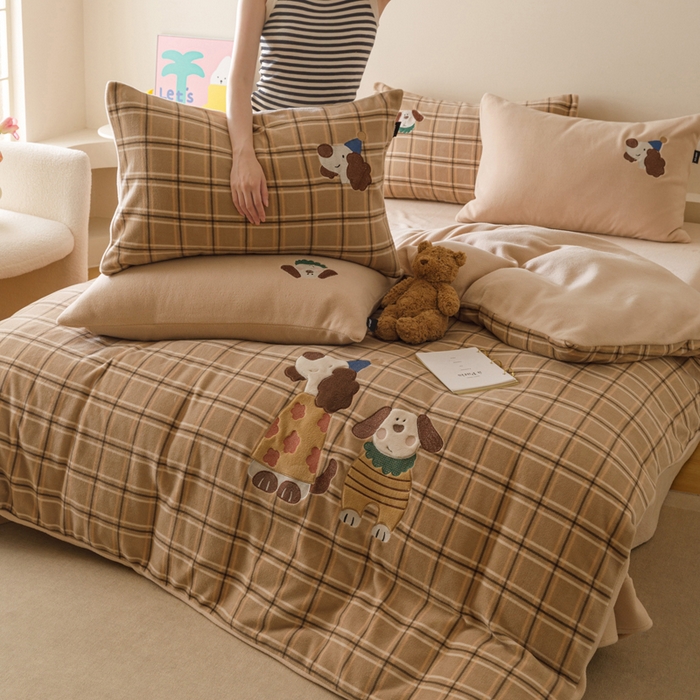 91家纺网 家纺一手货源 找家纺 卡姿家纺 2025秋冬仿羊绒毛呢触感蒂芙呢绒—萌趣贴布绣 小狗布鲁托