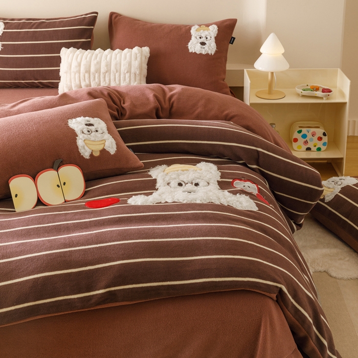 91家纺网 家纺一手货源 找家纺 卡姿家纺 2025秋冬仿羊绒毛呢触感蒂芙呢绒—萌趣贴布绣 小狗捷克