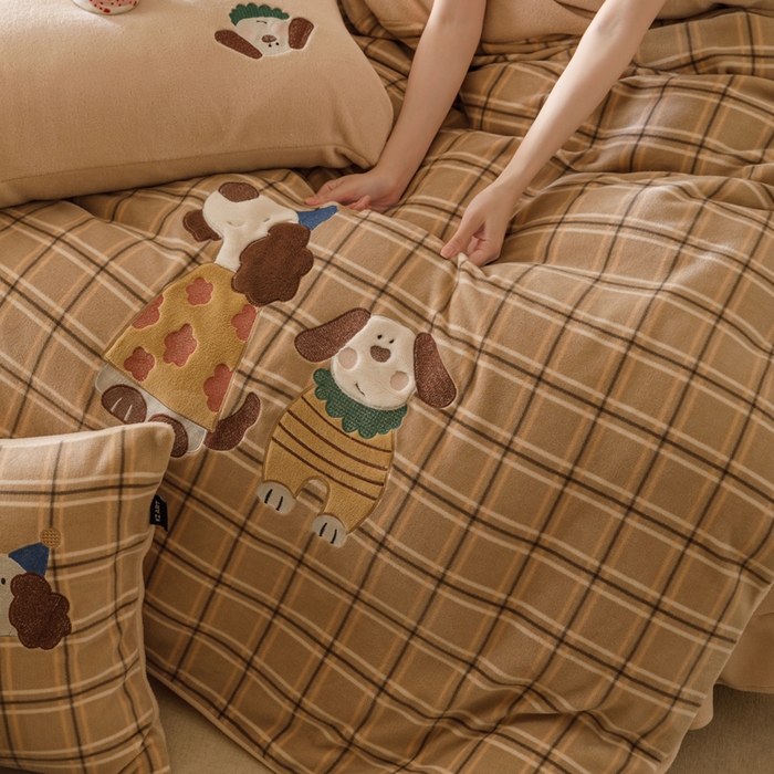 91家纺网 家纺一手货源 找家纺 卡姿家纺 2025秋冬仿羊绒毛呢触感蒂芙呢绒—萌趣贴布绣 小狗布鲁托