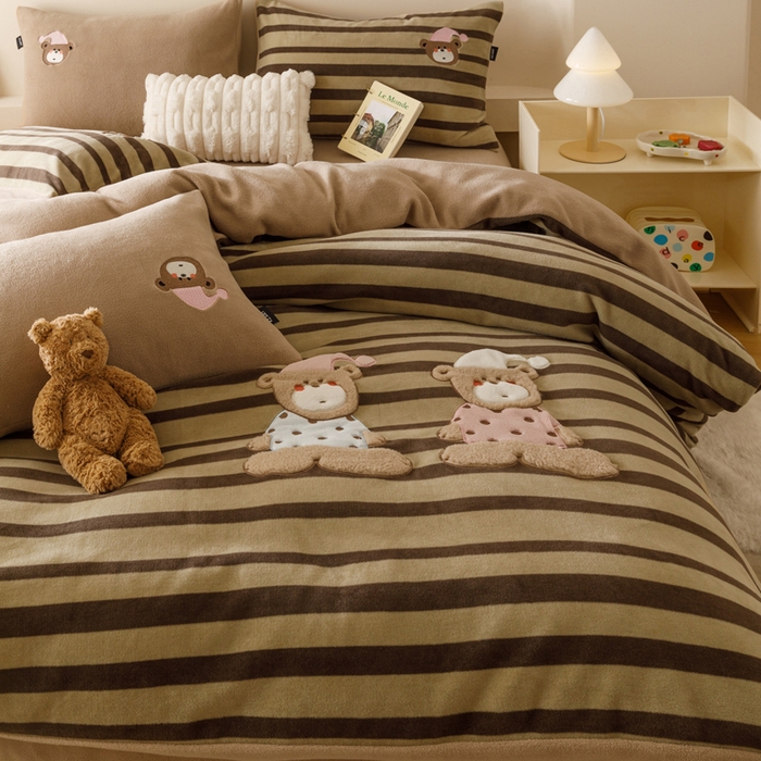 91家纺网 家纺一手货源 找家纺 卡姿家纺 2025秋冬仿羊绒毛呢触感蒂芙呢绒—萌趣贴布绣 小熊伯尔尼