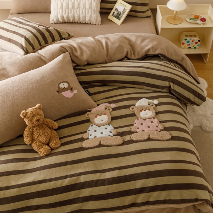 91家纺网 家纺一手货源 找家纺 卡姿家纺 2025秋冬仿羊绒毛呢触感蒂芙呢绒—萌趣贴布绣 小熊伯尔尼