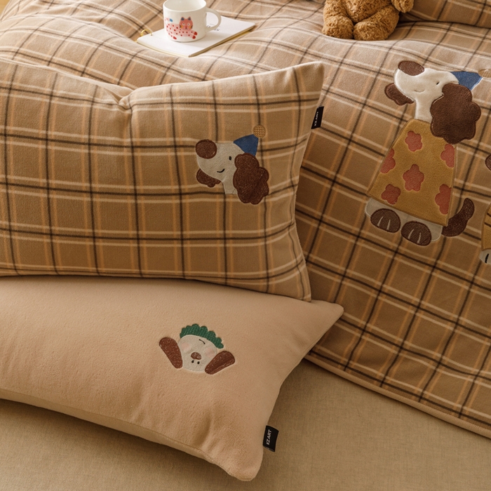 91家纺网 家纺一手货源 找家纺 卡姿家纺 2025秋冬仿羊绒毛呢触感蒂芙呢绒—萌趣贴布绣 小狗布鲁托