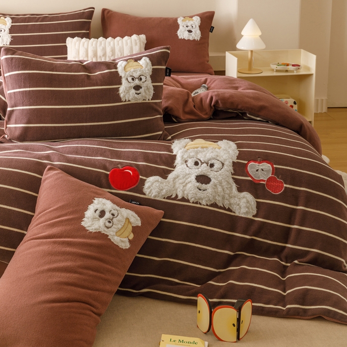 91家纺网 家纺一手货源 找家纺 卡姿家纺 2025秋冬仿羊绒毛呢触感蒂芙呢绒—萌趣贴布绣 小狗捷克