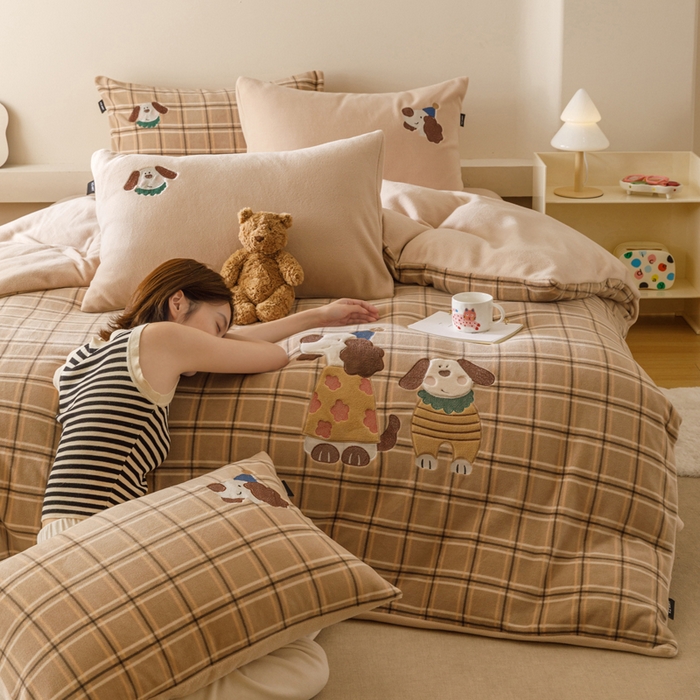 91家纺网 家纺一手货源 找家纺 卡姿家纺 2025秋冬仿羊绒毛呢触感蒂芙呢绒—萌趣贴布绣 小狗布鲁托