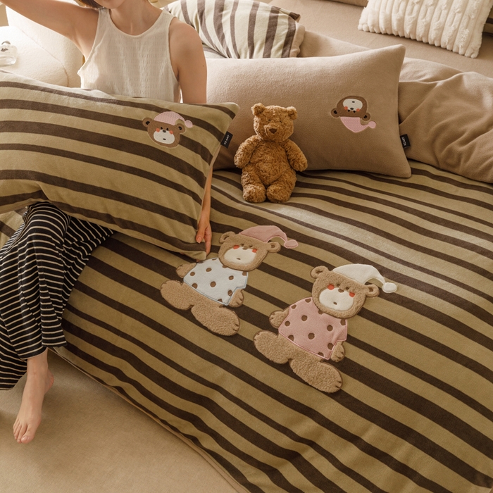 91家纺网 家纺一手货源 找家纺 卡姿家纺 2025秋冬仿羊绒毛呢触感蒂芙呢绒—萌趣贴布绣 小熊伯尔尼