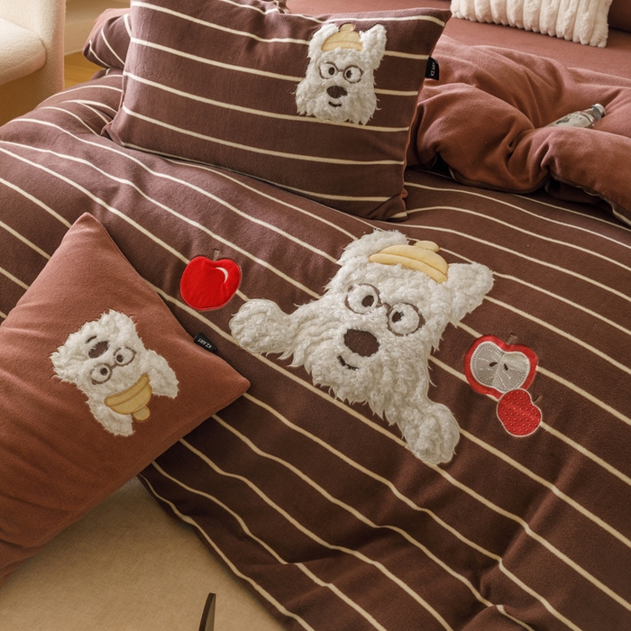 91家纺网 家纺一手货源 找家纺 卡姿家纺 2025秋冬仿羊绒毛呢触感蒂芙呢绒—萌趣贴布绣 小狗捷克