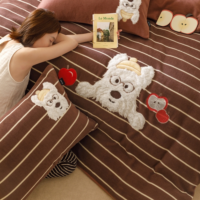 91家纺网 家纺一手货源 找家纺 卡姿家纺 2025秋冬仿羊绒毛呢触感蒂芙呢绒—萌趣贴布绣 小狗捷克