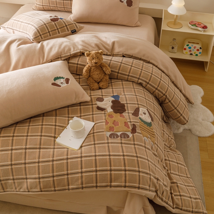 91家纺网 家纺一手货源 找家纺 卡姿家纺 2025秋冬仿羊绒毛呢触感蒂芙呢绒—萌趣贴布绣 小狗布鲁托