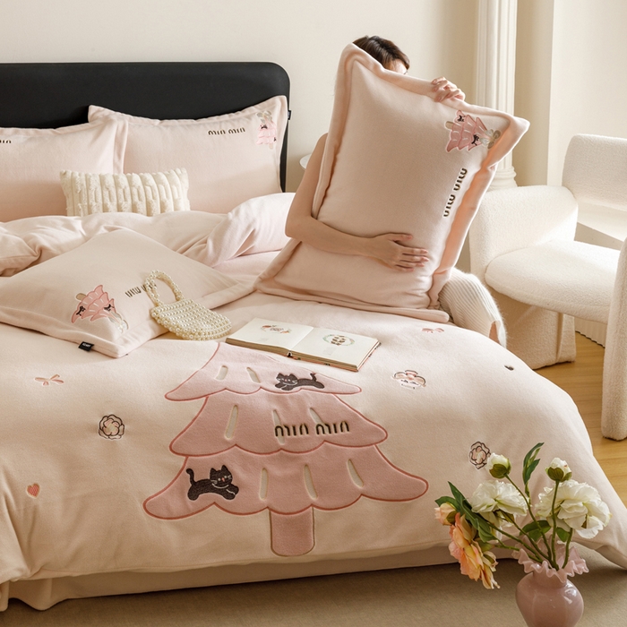 91家纺网 家纺一手货源 找家纺 （总）卡姿家纺 2025秋冬仿羊绒毛呢触感蒂芙呢绒— 香氛圣诞树