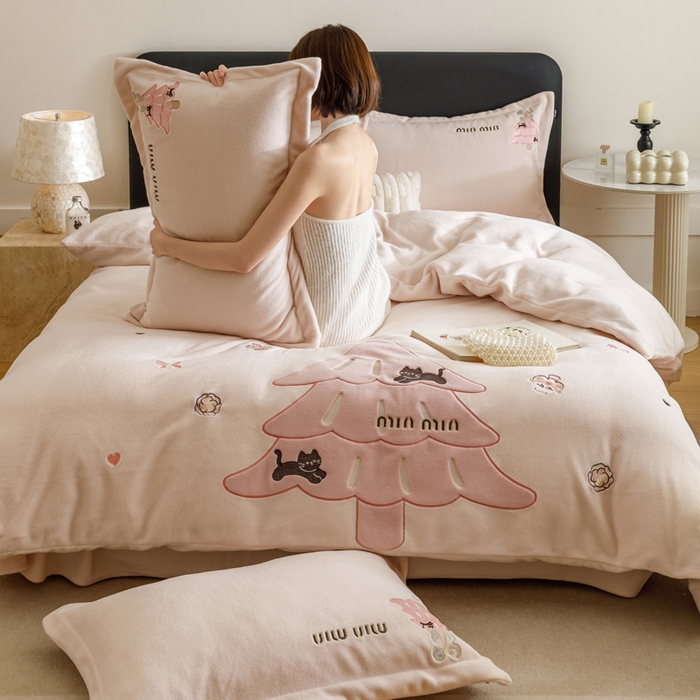 91家纺网 家纺一手货源 找家纺 （总）卡姿家纺 2025秋冬仿羊绒毛呢触感蒂芙呢绒— 香氛圣诞树