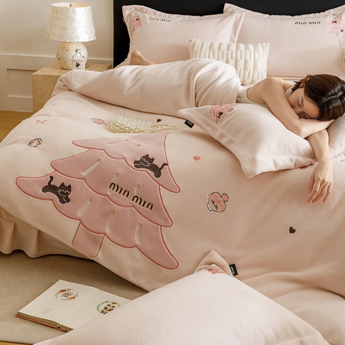 91家纺网 家纺一手货源 找家纺 （总）卡姿家纺 2025秋冬仿羊绒毛呢触感蒂芙呢绒— 香氛圣诞树