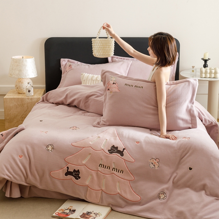 91家纺网 家纺一手货源 找家纺 卡姿家纺 2025秋冬仿羊绒毛呢触感蒂芙呢绒— 香氛圣诞树 香氛圣诞树-紫