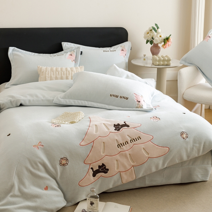 91家纺网 家纺一手货源 找家纺 卡姿家纺 2025秋冬仿羊绒毛呢触感蒂芙呢绒— 香氛圣诞树 香氛圣诞树-蓝