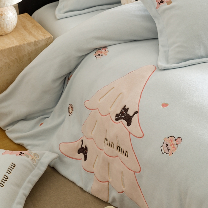 91家纺网 家纺一手货源 找家纺 卡姿家纺 2025秋冬仿羊绒毛呢触感蒂芙呢绒— 香氛圣诞树 香氛圣诞树-蓝