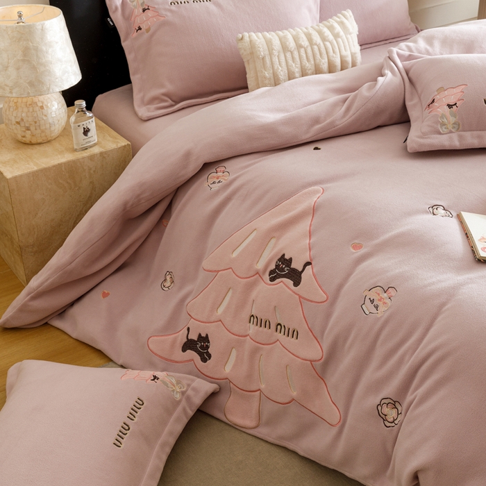 91家纺网 家纺一手货源 找家纺 卡姿家纺 2025秋冬仿羊绒毛呢触感蒂芙呢绒— 香氛圣诞树 香氛圣诞树-紫