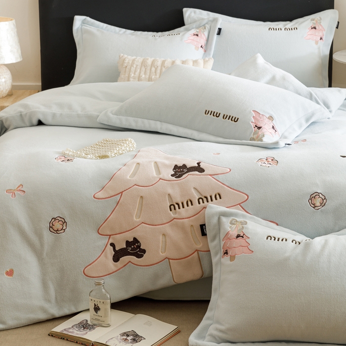 91家纺网 家纺一手货源 找家纺 卡姿家纺 2025秋冬仿羊绒毛呢触感蒂芙呢绒— 香氛圣诞树 香氛圣诞树-蓝