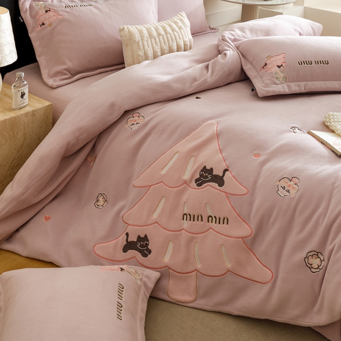 91家纺网 家纺一手货源 找家纺 卡姿家纺 2025秋冬仿羊绒毛呢触感蒂芙呢绒— 香氛圣诞树 香氛圣诞树-紫