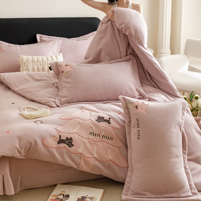 91家纺网 家纺一手货源 找家纺 卡姿家纺 2025秋冬仿羊绒毛呢触感蒂芙呢绒— 香氛圣诞树 香氛圣诞树-紫