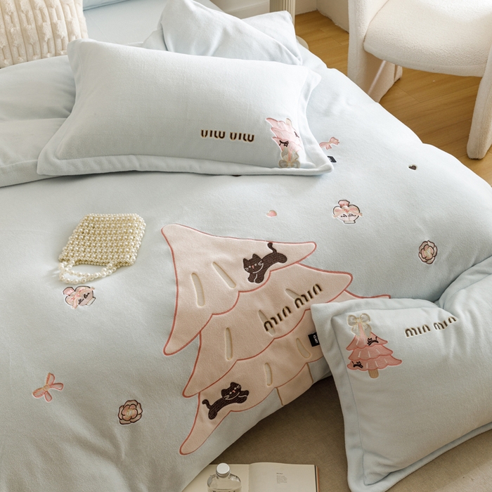 91家纺网 家纺一手货源 找家纺 卡姿家纺 2025秋冬仿羊绒毛呢触感蒂芙呢绒— 香氛圣诞树 香氛圣诞树-蓝